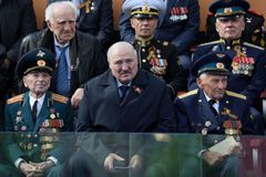 Lukašenko je zřejmě nemocný, na přehlídku v Moskvě přiletěl z donucení, píší média