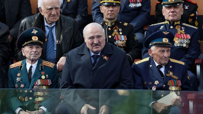 Alexandr Lukašenko na vojenské přehlídce v Moskvě.