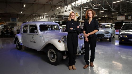 Fanny Adamová (vlevo) a Gaëlle Paillartová před svým expedičním Citroënem Traction Avant 11B.