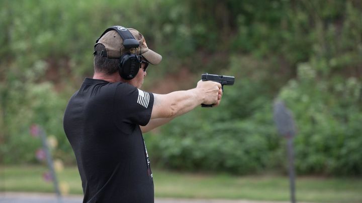 Češi se obávají o svou bezpečnost. Zájem o zbraně od začátku války výrazně stoupá; Zdroj foto: Shutterstock