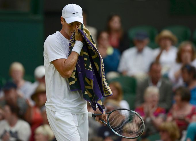 Český tenista Tomáš Berdych je zklamaný po prohraném utkání s Lotyšem Ernestem Gulbisem v 1. kole Wimbledonu 2012.