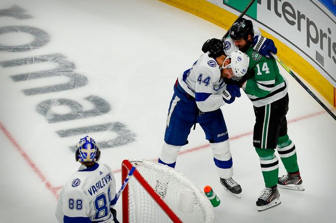 Jan Rutta a Jamie Benn ve finále Stanely Cupu 2020