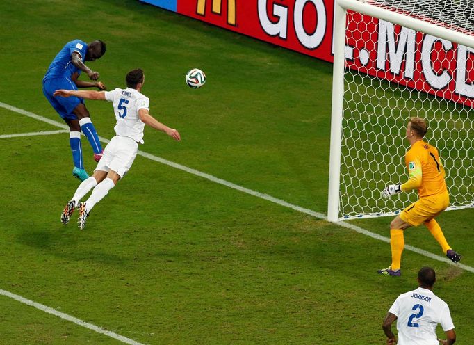 Italy's Mario Balotelli (L) scores England during their 2014 World Cup Group D soccer match at the Amazonia arena in Manaus June 14, 2014. REUTERS/Andres Stapff (BRAZIL -