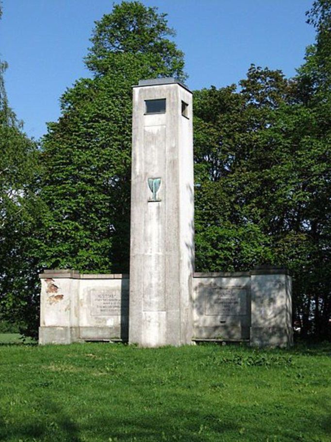 Originální památník, jenž zároveň slouží jako rozhledna, leží asi 15 km od Prahy u obce Sulice. Pod ni patří i zdejší ves Křížka, dříve samota Mandava čili Želivec Malý, položená na výšině Křížka, kde se roku 1419 odbývala valná schůze lidu. "Na vrchu Křížka se tehdy setkaly zástupy pražské a plzeňské chudiny s poutníky od Sezimova Ústí a z dalších míst v jižních Čechách. Plzeňský kazatel Václav Koranda zde vyhlásil "království Boží na zemi" a vyzval poutníky k tažení na Prahu. Druhý den poutníci vyrazili ku Praze. Vrch Křížka se tak stal místem posledního neozbrojeného setkání lidu před husitskými válkami. Toto setkání zpodobnil Alfons Mucha ve svém cyklu obrazů "Slovanská epopej" pod názvem "Schůzka na Křížkách 1419″. Pravděpodobně již od počátků československého státu se zde konaly vzpomínkové slavnosti. Roku 1931 zde byl postaven péčí osvětového sboru v Jílovém památník s rozhlednou. Sešlosti na Křížkách se konaly přibližně do roku 1947, poté byly zrušeny. Postupně zanikla i zdejší tradice poutí. Od roku 2006 se obec Sulice pokouší tuto tradici obnovit.