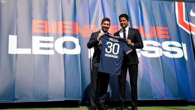 Násir Al Chelajfí, šéf fotbalového celku Paris St. Germain, se svým novým štědře placeným zaměstnancem Lionelem Messim