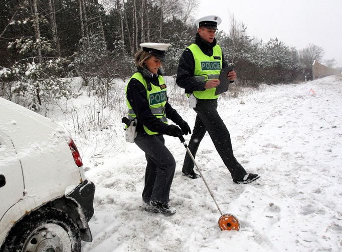 Policisté vyznačují místo nehody.