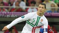 Ronaldo unikal po křídlech i středem hřiště.