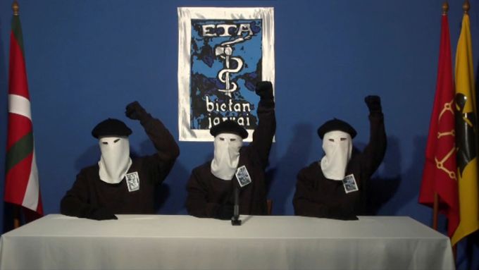 Snímek z roku 2011, na kterém tři členové ETA vyzvali k definitivnímu ukončení ozbrojeného boje separatistů.