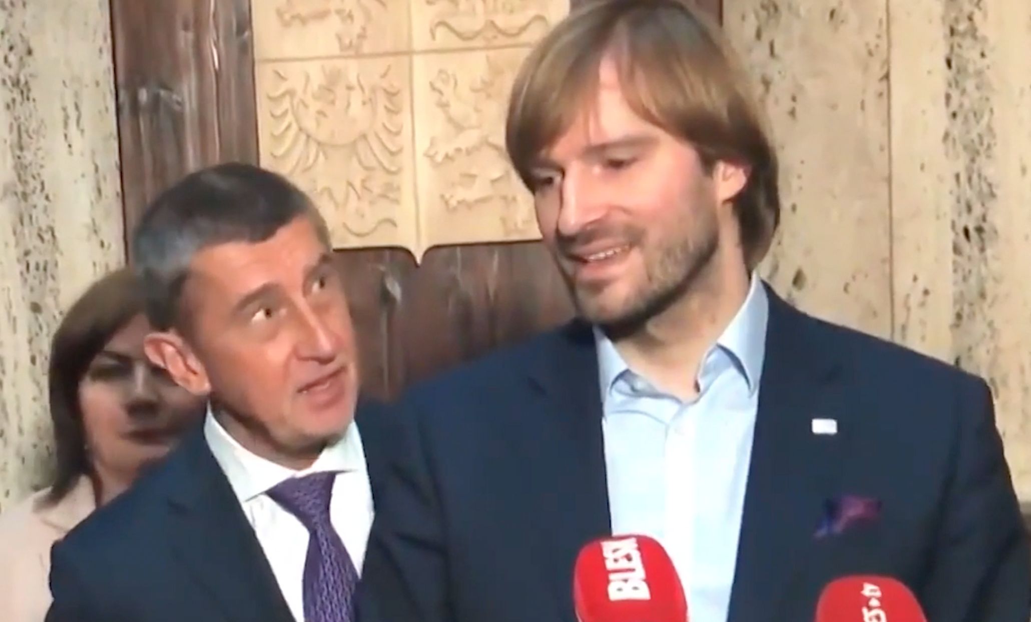 Andrej Babiš kárá Adama Vojtěcha na tiskové konferenci, že je moc slušný.