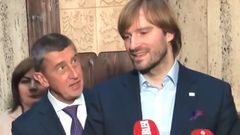 Andrej Babiš kárá Adama Vojtěcha na tiskové konferenci, že je moc slušný.