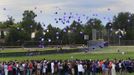 Students release balloons during a memorial honoring AJ Boik, who was killed when a gunman opened fire on moviegoers in Aurora, Colorado July 21, 2012. James Holmes, the man accused in a shooting rampage at a Denver-area premiere of the new "Batman" film, received a high volume of deliveries in recent months, police said on Saturday, parcels they believe contained ammunition and bomb-making materials and showed evidence of "calculation and deliberation."REUTERS/Shannon Stapleton (UNITED STATES - Tags: CRIME LAW SOCIETY OBITUARY CIVIL UNREST) Published: Čec. 22, 2012, 2:30 dop.