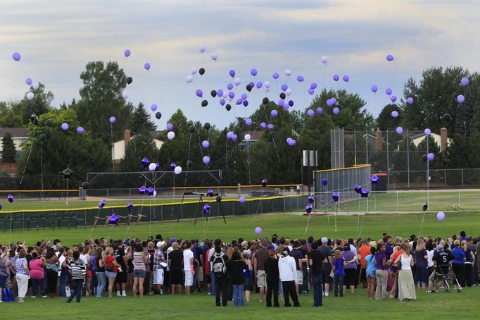 Students release balloons during a memorial honoring AJ Boik, who was killed when a gunman opened fire on moviegoers in Aurora, Colorado July 21, 2012. James Holmes, the man accused in a shooting rampage at a Denver-area premiere of the new "Batman" film, received a high volume of deliveries in recent months, police said on Saturday, parcels they believe contained ammunition and bomb-making materials and showed evidence of "calculation and deliberation."REUTERS/Shannon Stapleton (UNITED STATES - Tags: CRIME LAW SOCIETY OBITUARY CIVIL UNREST) Published: Čec. 22, 2012, 2:30 dop.