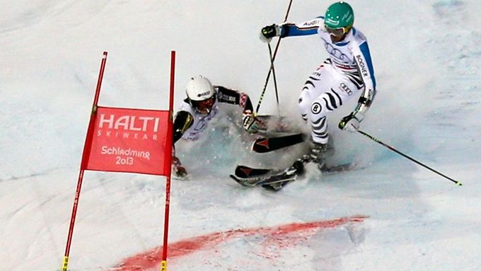 Paralelní slalom nabídl zábavná i bolestivá dramata. Například skluz Chorvata Zubčiče pod nohy Němce Neureuthera.
