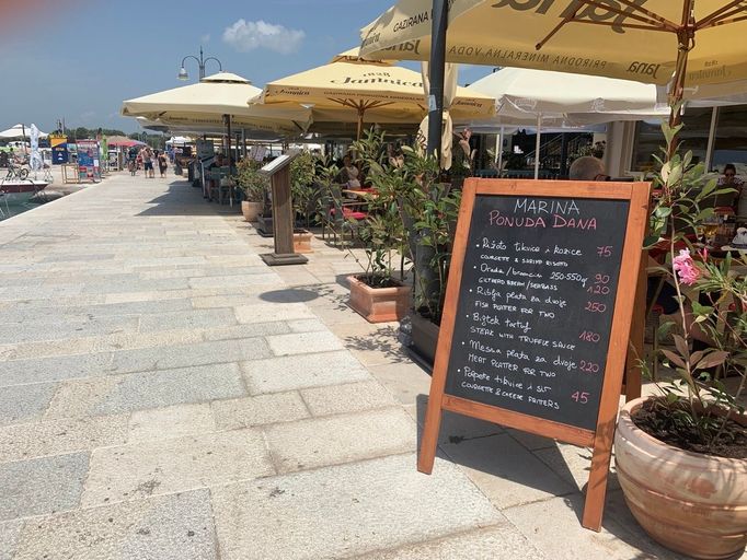 Ukázka cen v jedné z restaurací na pobřeží Istrie: rizoto s krevetami za 75 kun (250 korun), rybí talíř pro dvě osoby v přepočtu 820 korun.