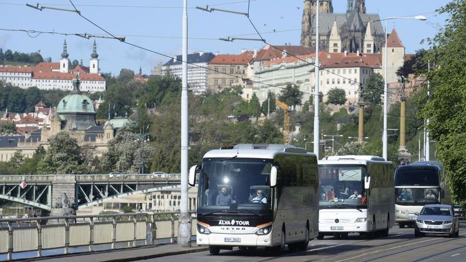 Snímek z květnové protestní jízdy autobusových dopravců v Praze.