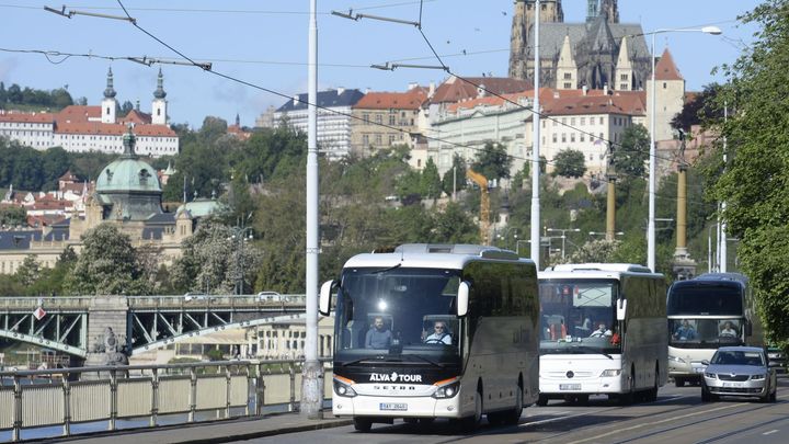 Havlíček navrhuje "sedačkovné" pro zájezdové dopravce. Slibuje jim stamiliony korun