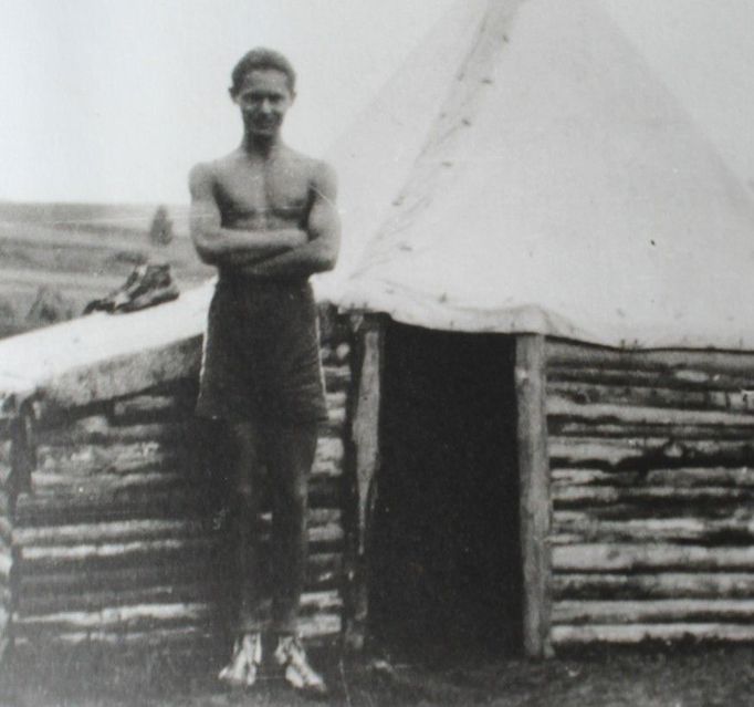 Jaroslav „Jeastřáb“ Foglar před táborovým stanem.