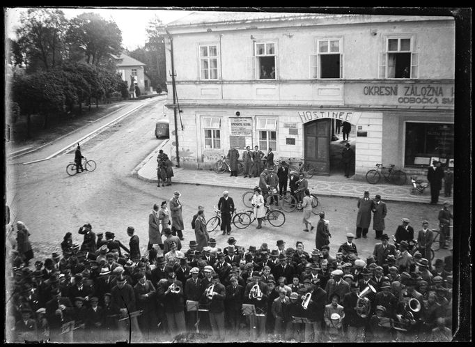 Archivní snímky neznámých autorů z let cca1900-1945, které zachraňuje fotograf Martin Wágner v rámci projektu "Negativy z popelnice" a dokumentuje tak zmizelý svět.