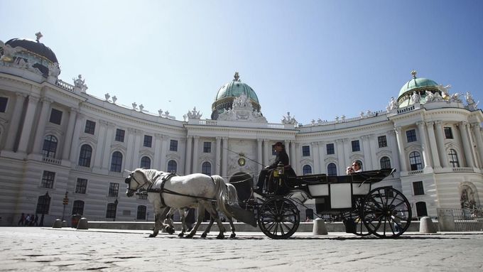 Fiakr ve Vídni před Hofburgem. Ilustrační snímek.