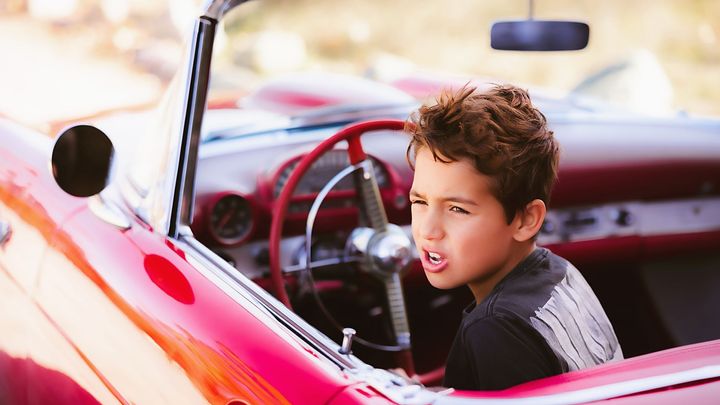 Opilý Lotyš posadil za volant svého automobilu desetiletého syna