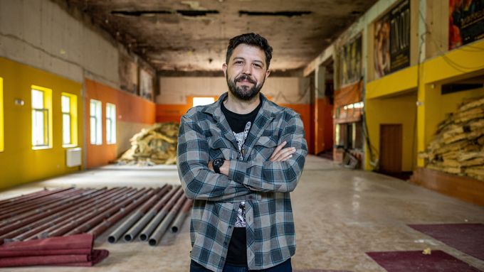 Herec Albert Čuba v divadle Odeon, které hodlá v blízké době nově otevřít.