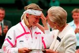 Wimbledon 1993 (finále) - Jana Novotná vedla v rozhodující sadě nad Němkou Steffi Grafovou 4:1 a 40:15, avšak tlak neustála a po dvojchybě už neuhrála ani game. Scéna, jak se při slavnostním vyhlášení rozplakala vévodkyni z Kentu na rameni, obletěla svět.