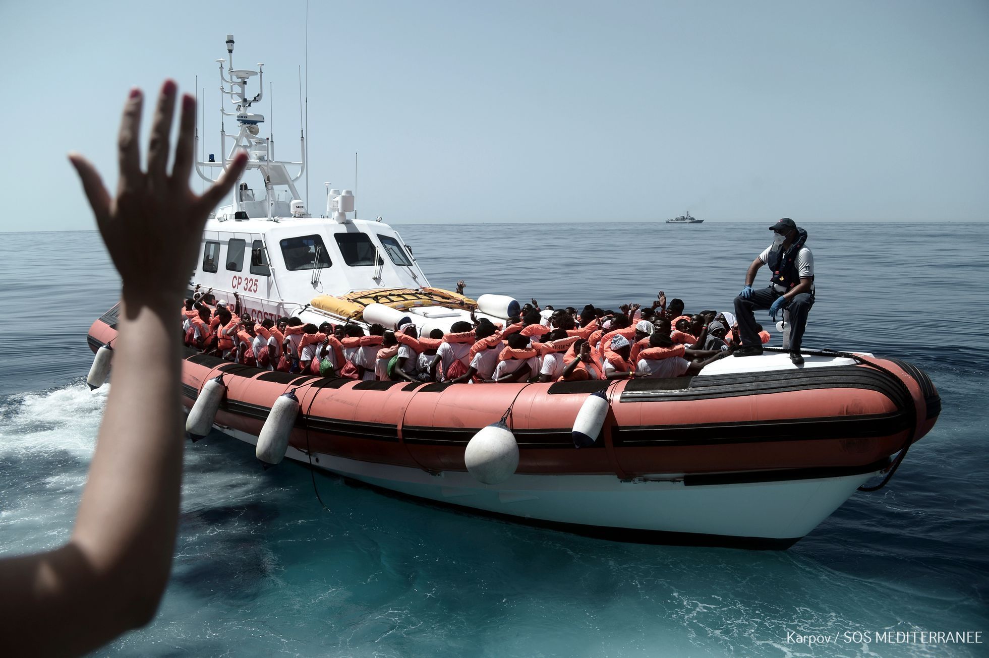 Migranti, které přepravil člun z lodě Aquarius.