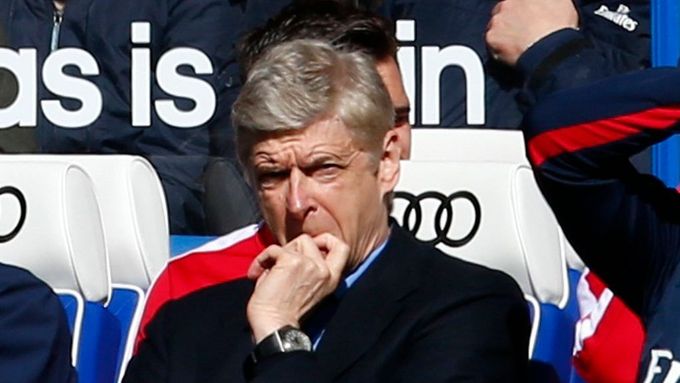Arséne Wenger na lavičce Arsenalu.