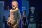 Když Ötzi zemřel, bylo mu asi 46 let. Na svou dobu (zhruba 3300 let před naším letopočtem) se dožil poměrně vysokého věku. Měřil asi 160 centimetrů a vážil okolo 50 kilogramů. Zranil ho šíp a ve výšce 3210 metrů nad mořem v zimě vykrvácel.