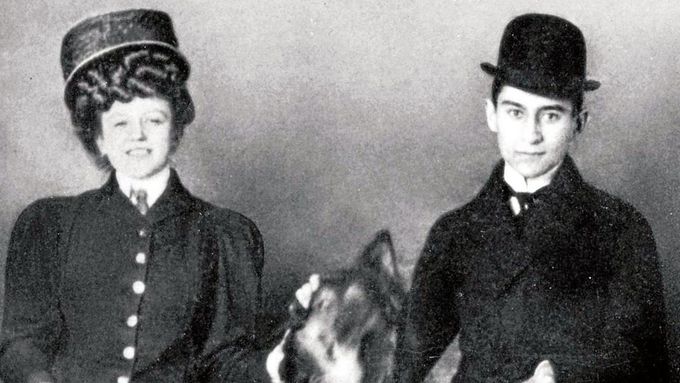 Franz Kafka s vinárenskou číšnicí Hansi Julií Szokollovou, okolo roku 1907.