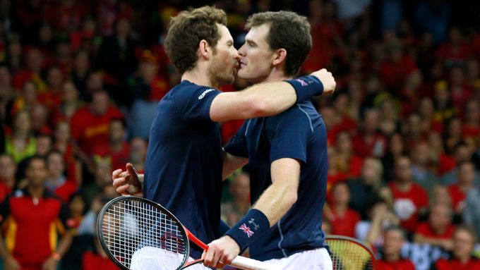 Andy a Jamie Murrayové slaví vítězství ve čtyřhře ve finále Davis Cupu v Belgii.
