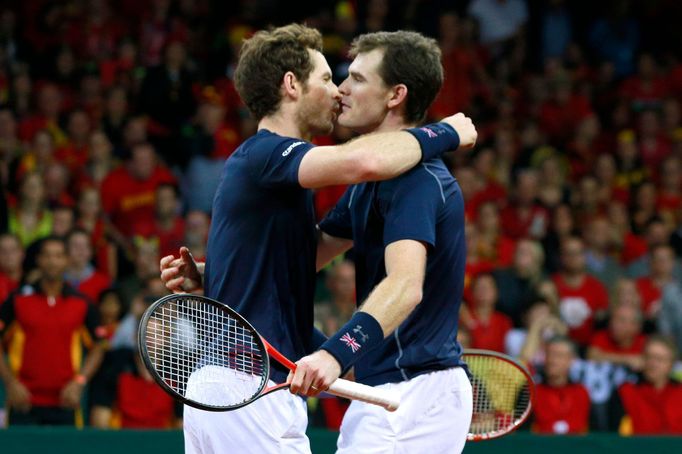 Andy a Jamie Murrayové slaví vítězství ve čtyřhře ve finále Davis Cupu v Belgii.