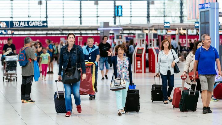Na letišti budeme vytipovávat lidi s příznaky koronaviru, oznámil ministr Vojtěch