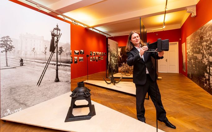 Kurátor ústeckého muzea Jiří Preclík ukazuje dobový fotoaparát.