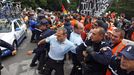 Policisté se snaží eliminovat demonstranty v průběhu třetí etapy Tour de France.