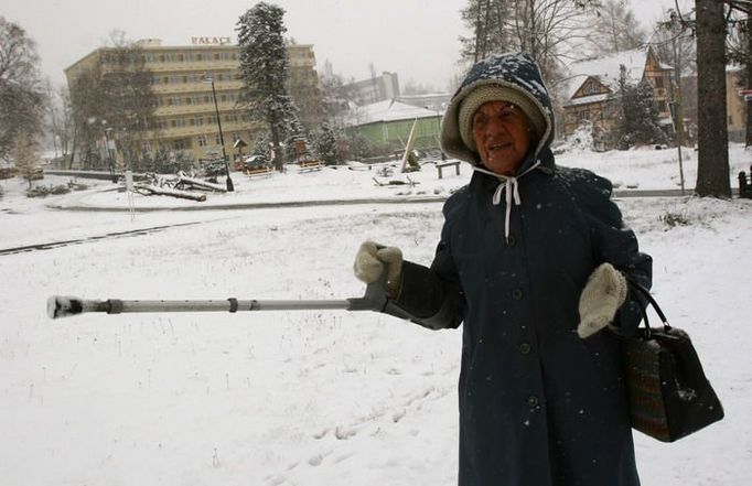 Paní Margita Vašmitová je na zdejší zimy zvyklá. Ve Smokovci žije přes padesát let. "Je zázrak, že to tehdy zabilo jen jednoho člověka," vrací se ve vzpomínkách k vichřici.