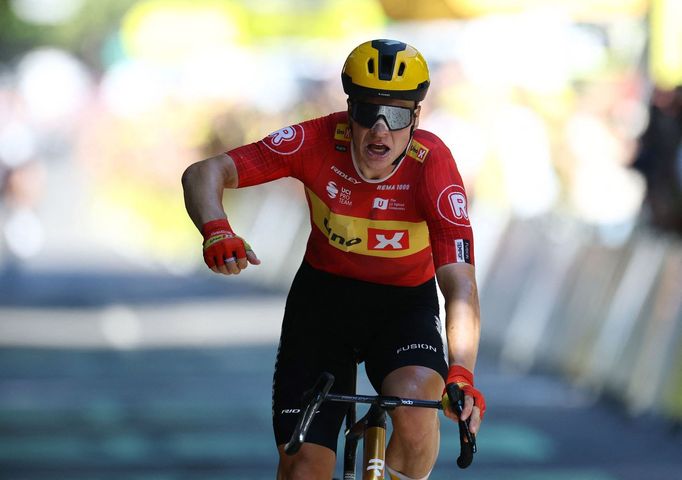 Jonas Abrahamsen slaví vítězství v 11. etapě Tour de France 2025.