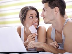 Muž a žena nakupují přes internet