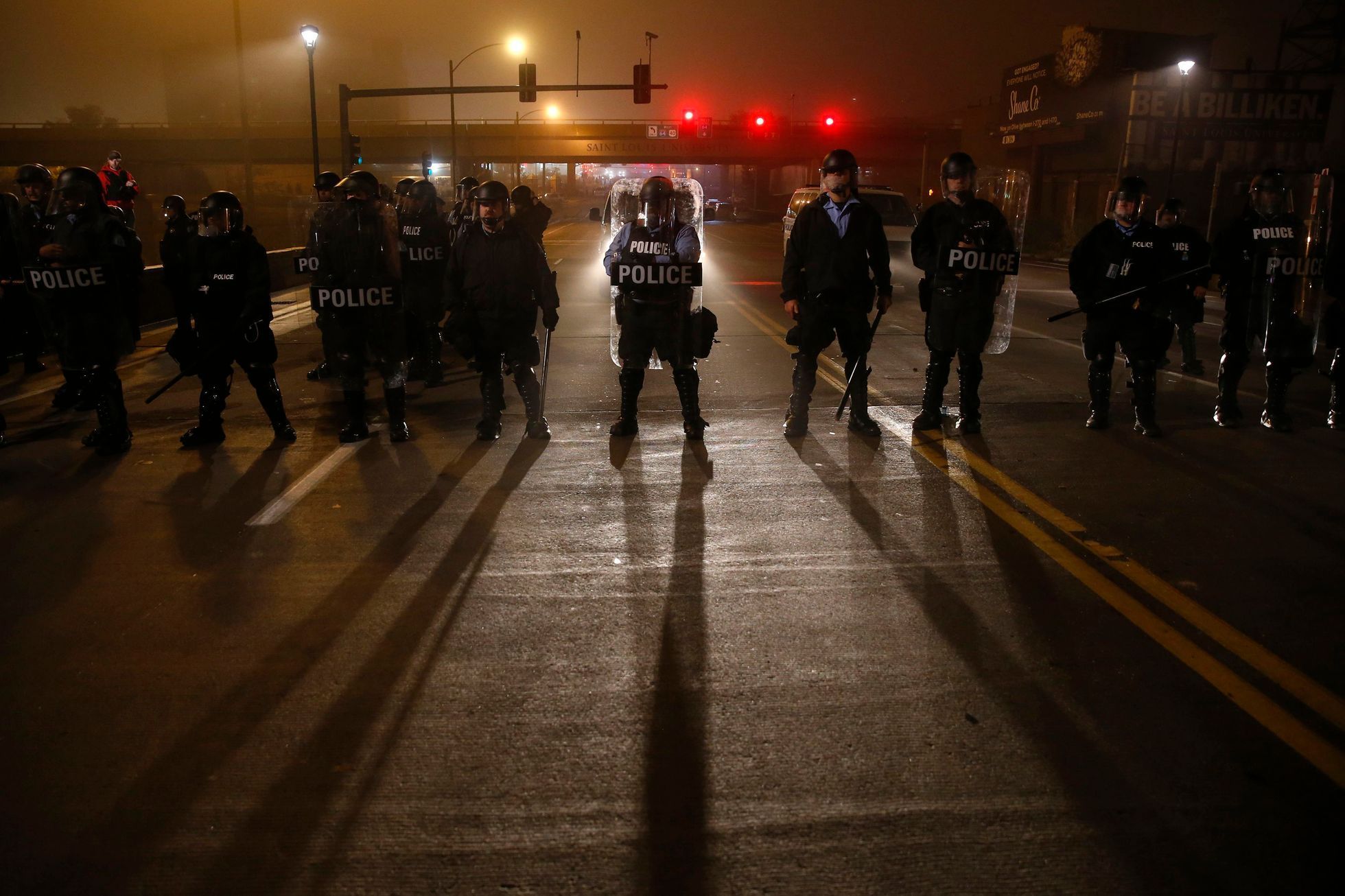 Policie v St. Louis blokující Velký most