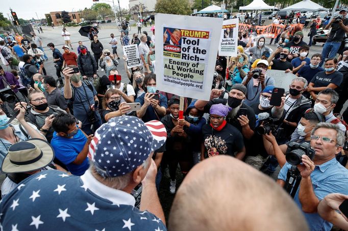 Americký prezident Donald Trump navštívil město Kenosha, kde probíhaly protesty proti policejnímu násilí.