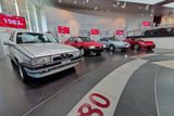 Během 70. let se ale také Alfa Romeo, v té době vlastněná přes státní podnik, dostala do finančních problémů - ne prvních, a ani posledních. O část značky měl nejprve zájem Ford, nicméně nakonec skončila Alfa v roce 1986 v náručí Fiatu, který provedl restrukturalizaci a postupné změny v portfoliu. Ty vedly třeba k uvedení modelu 156 nebo návratu supersportu s označením 8C. V 80. letech automobilka vyráběla třeba také modely 75 (v popředí) nebo 164 (červený sedan).