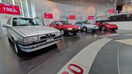 Během 70. let se ale také Alfa Romeo, v té době vlastněná přes státní podnik, dostala do finančních problémů - ne prvních, a ani posledních. O část značky měl nejprve zájem Ford, nicméně nakonec skončila Alfa v roce 1986 v náručí Fiatu, který provedl restrukturalizaci a postupné změny v portfoliu. Ty vedly třeba k uvedení modelu 156 nebo návratu supersportu s označením 8C. V 80. letech automobilka vyráběla třeba také modely 75 (v popředí) nebo 164 (červený sedan).