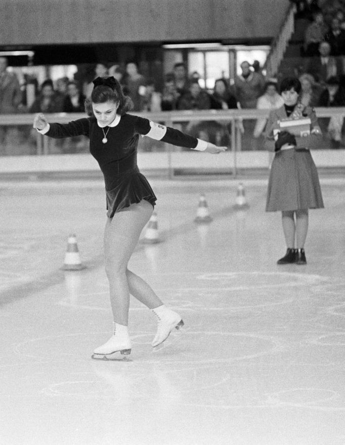 1968 Čs.krasobruslařka Hana Mašková při povinných cvicích na ZOH v Grenoble.