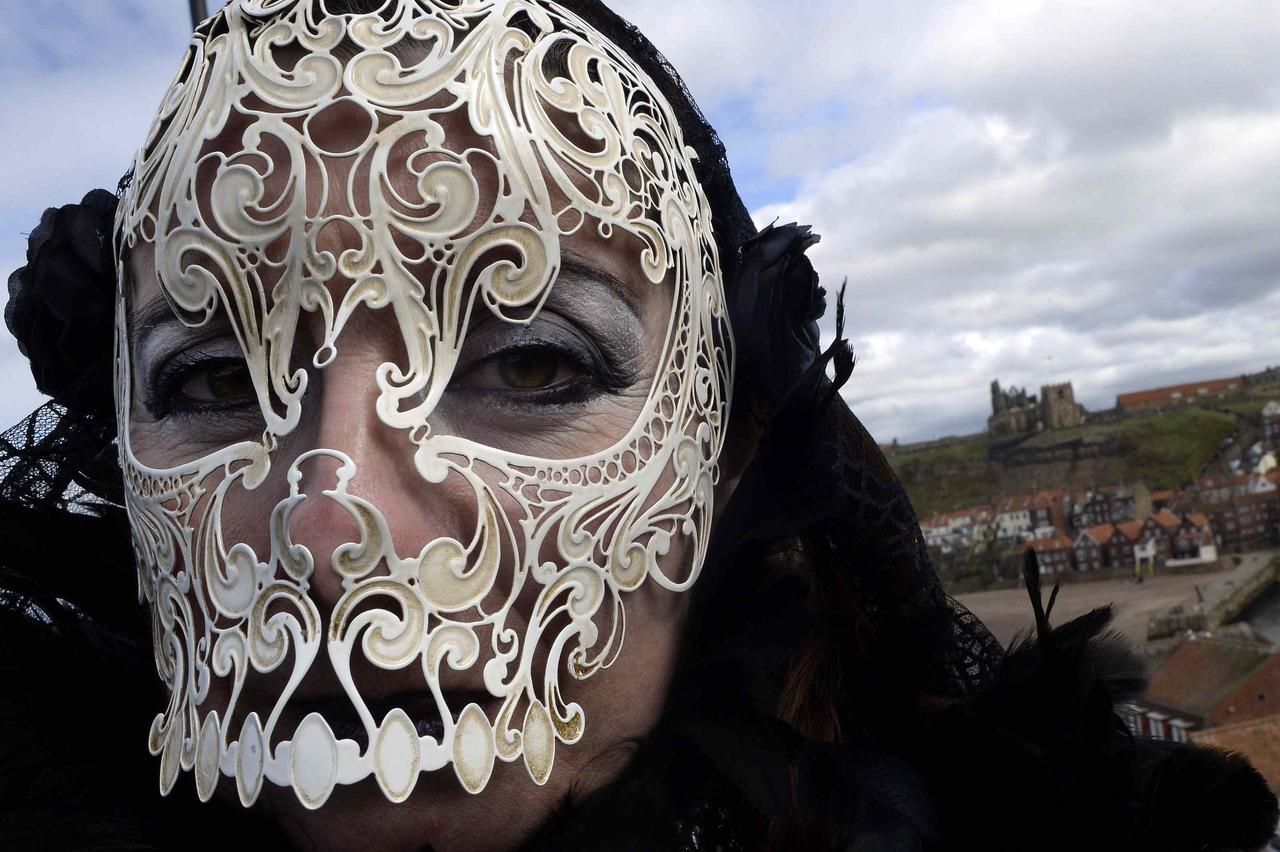 Debra Scourfield poses for photographs during the Goth festival in Whitby, northern England April 28, 2013. The Goth culture emerged from the Punk scene in the 1980's, developing its own music and fashion styles. The festival in Whitby is now in it's 19th year and attracts around ten thousand people over the weekend. REUTERS/Nigel Roddis (BRITAIN - Tags: ENTERTAINMENT SOCIETY) Published: Dub. 28, 2013, 2:59 odp.