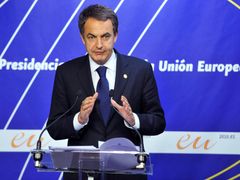 Socialistickému premiérovi Zapaterovi nezbylo než přistoupit ke škrtům