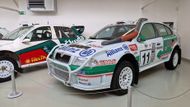 Škoda Octavia WRC byla prvním příspěvkem značky do závodů nejvyšší rallye skupiny WRC a postupně se vypracovala v poměrně spolehlivý automobil, který dokázal bojovat o příčky v první desítvce, byť na vítězství v mistrovství světa nikdy nedosáhla. Toto konkrétně je varianta Evo 3 z roku 2002, navíc v úpravě pro africkou Safari Rallye. Poznat to vedle zvýšené světlé výšky je možné i díky sání, které přivádí čistý vzduch k motoru.