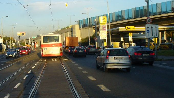 Nově vyhrazený jízdní pruh pro autobusy na Zahradním Městě v Praze urychlí jízdu až o šest minut.