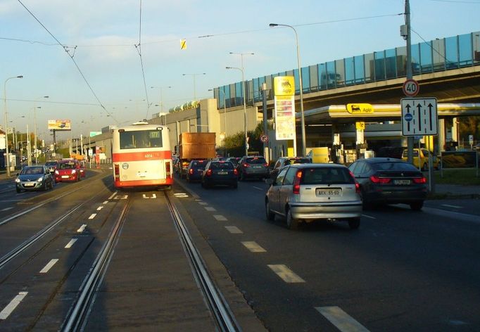 Nově vyhrazený jízdní pruh pro autobusy na Zahradním Městě v Praze urychlí jízdu až o šest minut.