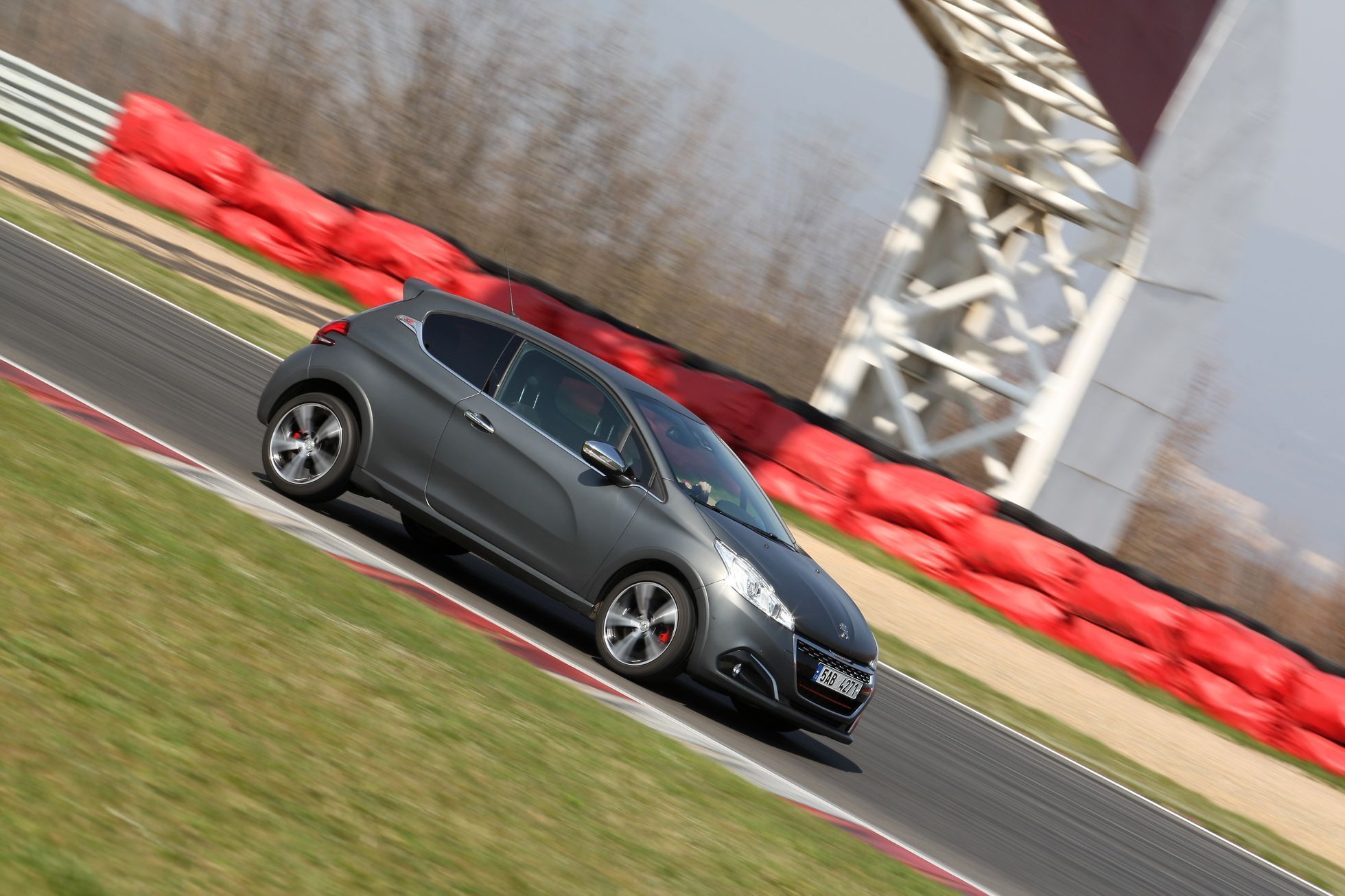 Peugeot 208 GTI - 12 bok na okruhu
