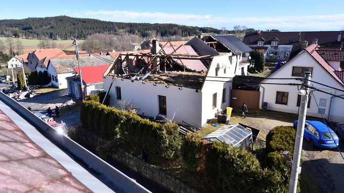 Hasiči zasahovali 10. února 2020 v Rohozné na Jihlavsku, kde silný vítr způsobil rozsáhlé škody na střechách několika domů.